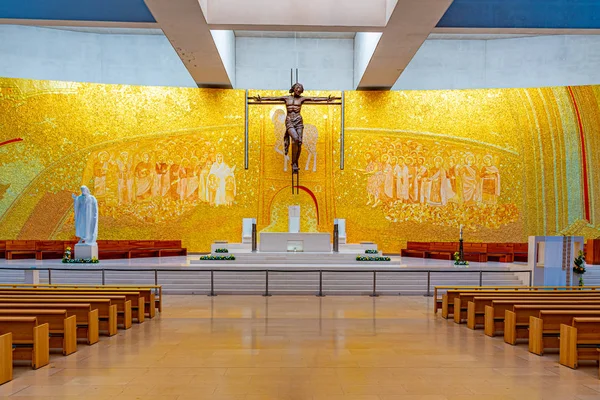 FATIMA, PORTUGAL, 27 DE MAYO DE 2019: Interior de basílica de santa tri — Foto de Stock