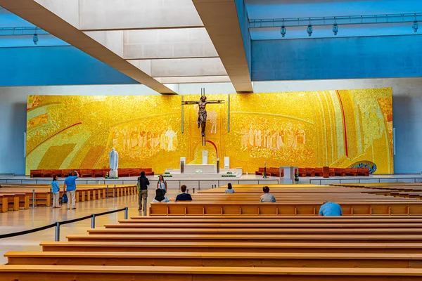 Fatima, Portugal, 27 mei 2019: Interieur van basiliek van heilige tri — Stockfoto