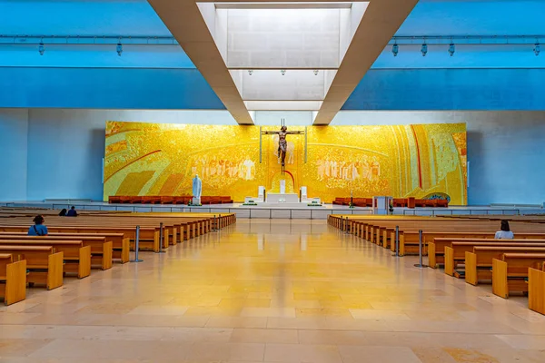 Fatima, Portugal, 27 mei 2019: Interieur van basiliek van heilige tri — Stockfoto