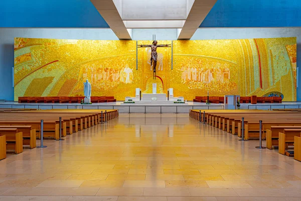 ФАТИМА, ПОРТУГАЛЬ, 27 мая 2019 г.: Интерьер базилики священного три — стоковое фото