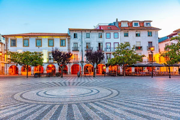 LEIRIA, PORTUGAL, 27 мая 2019 г.: Люди прогуливаются по площади — стоковое фото