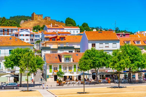ALCOBACA, PORTUGAL, 28 de maio de 2019: Castelo com vista para a praça de 2 — Fotografia de Stock