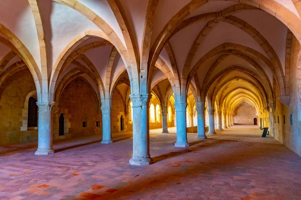 2019 년 5 월 28 일에 확인 함 . Alcobaca, Portugal: view of an arcade inside the th — 스톡 사진