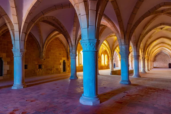 ALCOBACA, PORTUGAL, MAIO 28, 2019: Vista de uma arcada dentro do — Fotografia de Stock