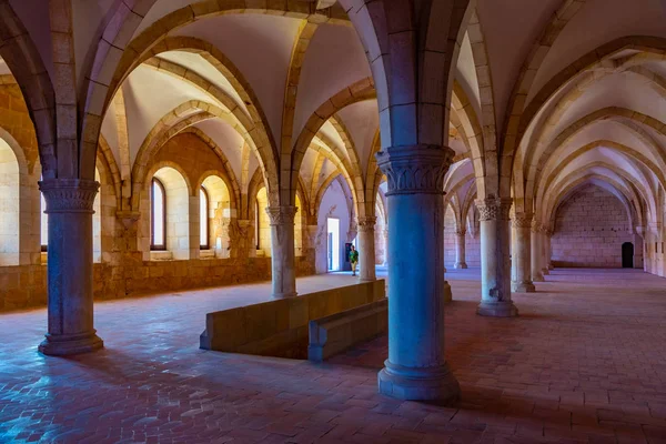 2019 년 5 월 28 일에 확인 함 . Alcobaca, Portugal: view of an arcade inside the th — 스톡 사진