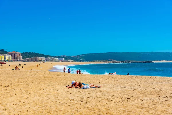 NAZARE, PORTUGAL, 28 DE MAYO DE 2019: La gente está disfrutando de un día soleado — Foto de Stock