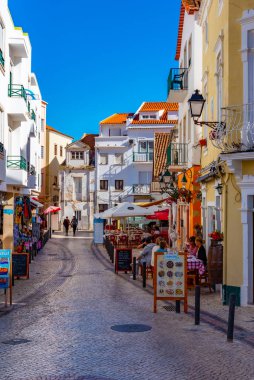Nazare, Portekiz, 28 Mayıs 2019: Nazar 'da dar bir caddenin görüntüsü