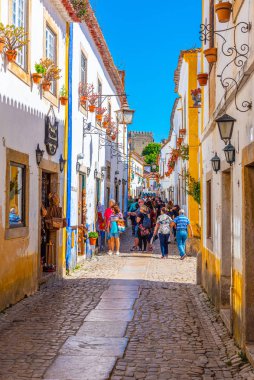 Obidos, Portekiz, 29 Mayıs 2019: O 'nun içinde dar bir caddenin görüntüsü