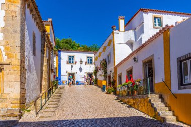 Obidos, Portekiz, 29 Mayıs 2019: O 'nun içinde dar bir caddenin görüntüsü