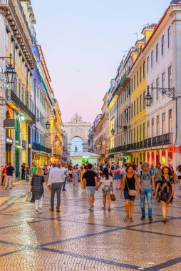 Lizbon, Portekiz, 29 Mayıs 2019: İnsanlar sokakta geziniyor.
