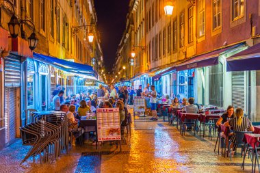 Lizbon, Portekiz, 29 Mayıs 2019: Gezen insanların günbatımı 