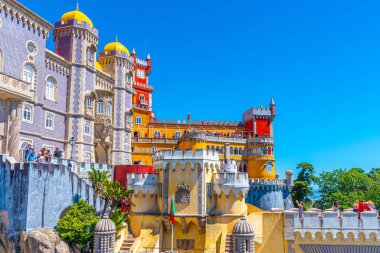 Sintra, Portekiz, 30 Mayıs 2019: İnsanlar kol gezintisi yapıyor