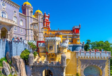 Sintra, Portekiz, 30 Mayıs 2019: İnsanlar kol gezintisi yapıyor