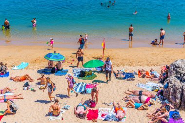 Cascais, Portekiz, 31 Mayıs 2019: İnsanlar güneşli bir günün tadını çıkarıyorlar