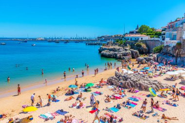 Cascais, Portekiz, 31 Mayıs 2019: İnsanlar güneşli bir günün tadını çıkarıyorlar