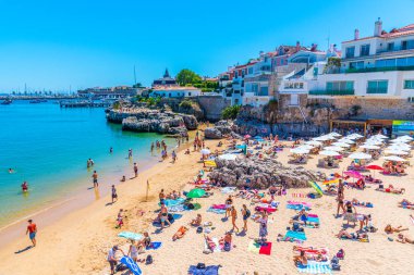 Cascais, Portekiz, 31 Mayıs 2019: İnsanlar güneşli bir günün tadını çıkarıyorlar