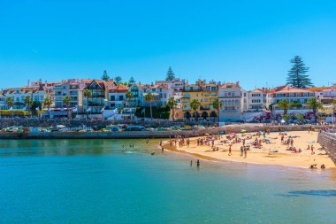 Cascais, Portekiz, 31 Mayıs 2019: İnsanlar güneşli bir günün tadını çıkarıyorlar