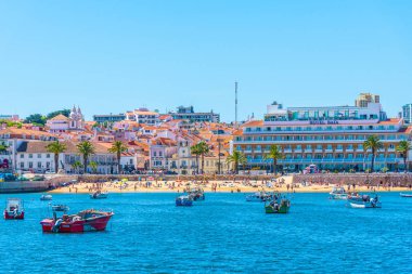 Cascais, Portekiz, 31 Mayıs 2019: İnsanlar güneşli bir günün tadını çıkarıyorlar