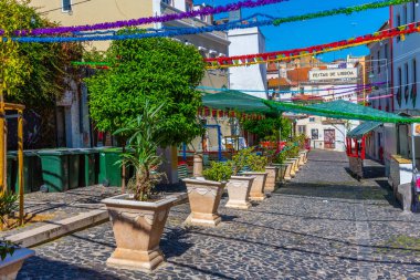 Lizbon, Portekiz, 1 Haziran 2019: Alfam 'da dar bir caddenin görüntüsü