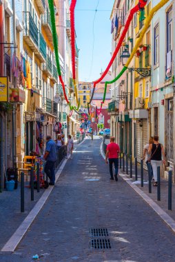 Lizbon, Portekiz, 1 Haziran 2019: Alfam 'da dar bir caddenin görüntüsü
