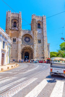 Lizbon, Portekiz, 1 Haziran 2019: İnsanlar önlerinde geziniyor