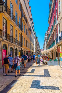 Lizbon, Portekiz, 1 Haziran 2019: İnsanlar sokakta geziniyor.