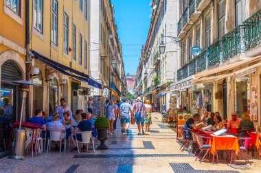 Lizbon, Portekiz, 1 Haziran 2019: İnsanlar sokakta geziniyor.