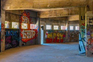 Lizbon, Portekiz, 1 Haziran 2019: Harabelerin içindeki Graphitti