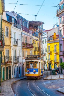 Lizbon, Portekiz, 1 Haziran 2019: Dar bir geçitten bir tramvay geçiyor
