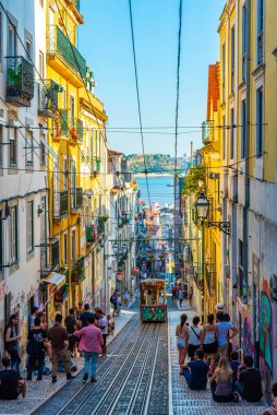 Lizbon, Portekiz, 1 Haziran 2019: Elevador 'u bekleyenler var 