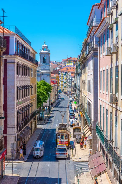 Лісабон, Португалія, 29 травня 2019 р.: люди ходять вузькою дорогою — стокове фото