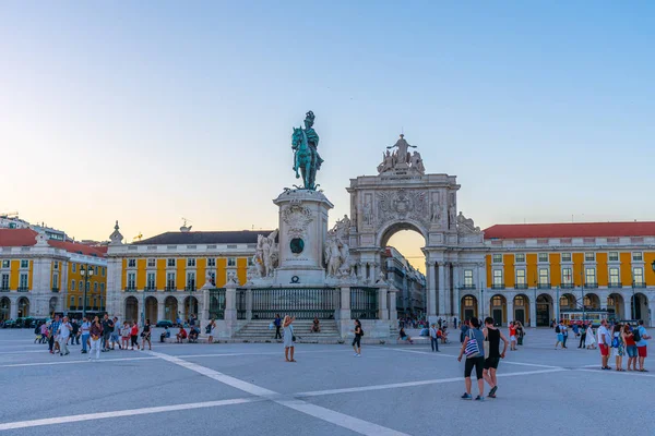 2019年5月29日，葡萄牙里斯本：人们通过了《通信实践》 — 图库照片