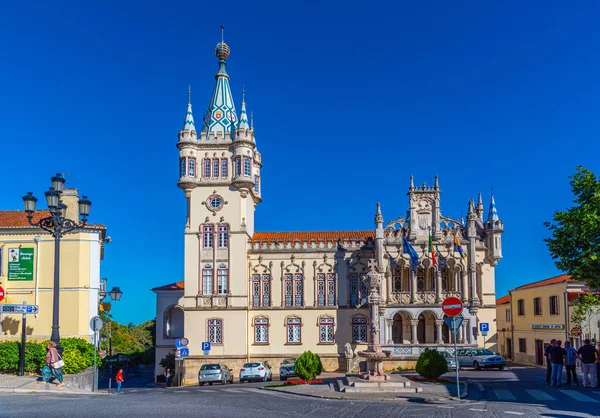 SINTRA, ПОРТУГАЛЬ, 30 МАЯ 2019: Люди прогуливаются перед — стоковое фото