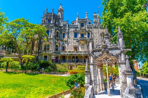 SINTRA, PORTUGAL, 30 DE MAYO DE 2019: La gente está paseando por gr — Foto de Stock