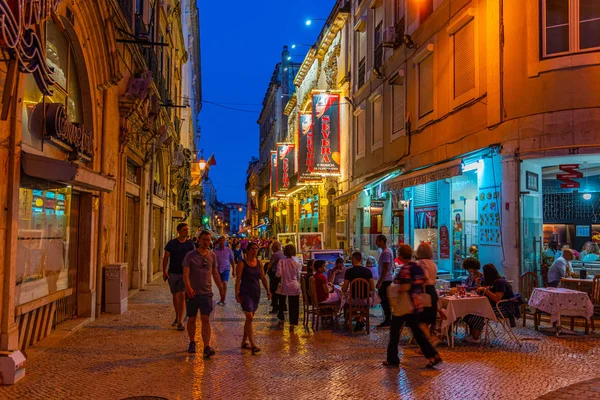 LISBOA, PORTUGAL, 30 DE MAYO DE 2019: Vista del atardecer de personas paseando — Foto de Stock