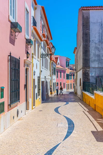 CASCAIS, PORTUGAL, 31 DE MAYO DE 2019: La gente está paseando por — Foto de Stock