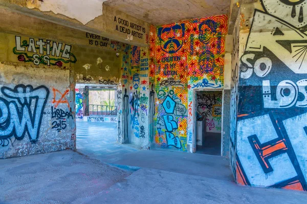 LISBOA, PORTUGAL, 1 DE JUNIO DE 2019: Graphitti dentro de las ruinas de una f —  Fotos de Stock