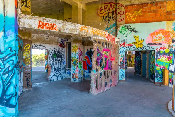 LISBOA, PORTUGAL, 1 DE JUNIO DE 2019: Graphitti dentro de las ruinas de una f —  Fotos de Stock