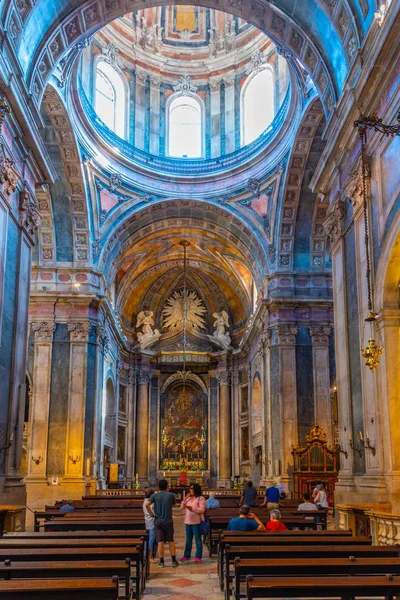 LISBOA, PORTUGAL, 1 DE JUNIO DE 2019: Interior de la basílica da estr —  Fotos de Stock