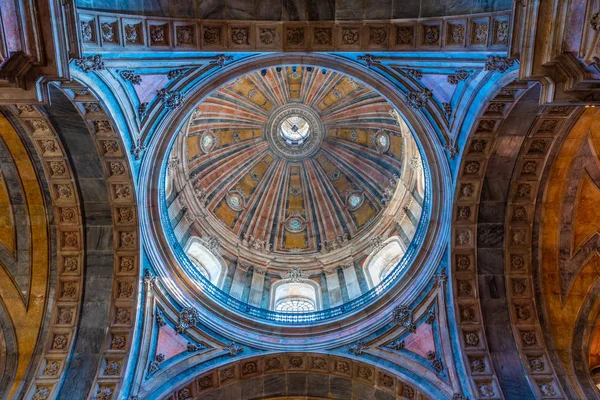 LISBONNE, PORTUGAL, 1 JUIN 2019 : Intérieur de la basilique da estr — Photo