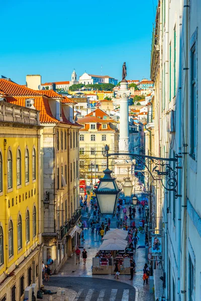 LISBOA, PORTUGAL, 1 DE JUNIO DE 2019: La gente está paseando por un estrecho — Foto de Stock