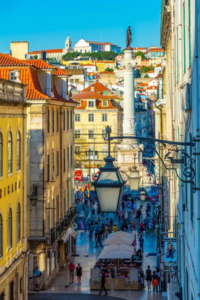 LISBOA, PORTUGAL, 1 DE JUNIO DE 2019: La gente está paseando por un estrecho — Foto de Stock