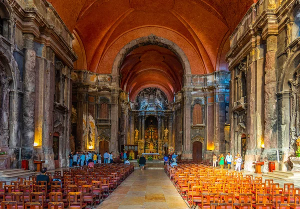 Lissabon, Portugal, 1 juni 2019: Inredningen i helgonkyrkan — Stockfoto