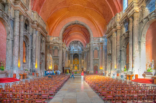 Lisszabon, Portugália, 2019. június 1.: A szent templom belseje — Stock Fotó
