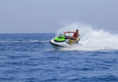 Turistler jetski okyanusta sürüş keyfini