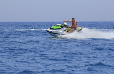 Turistler jetski okyanusta sürüş keyfini