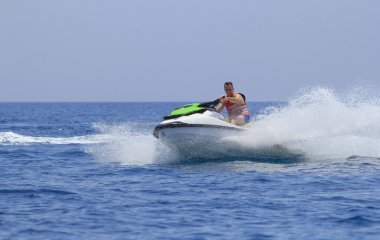 Turistler jetski okyanusta sürüş keyfini