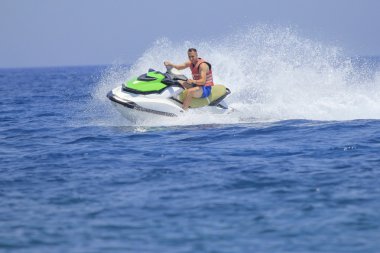 Turistler jetski okyanusta sürüş keyfini