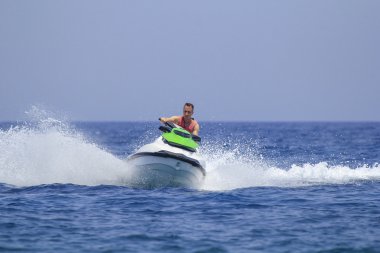 Turistler jetski okyanusta sürüş keyfini