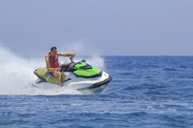 Turistler jetski okyanusta sürüş keyfini